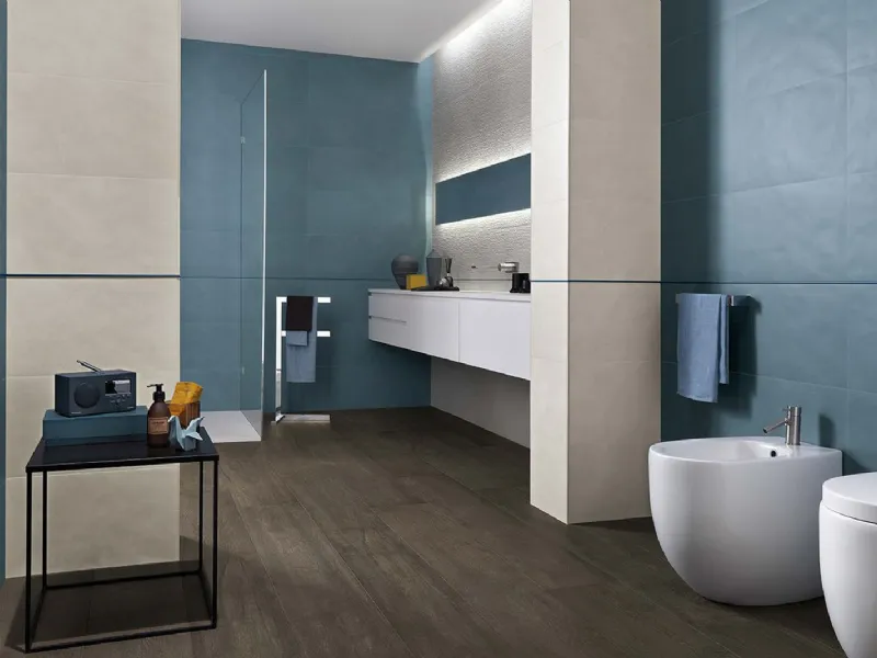 Bagno beige e blu, rivestimenti Color Now di Fap Ceramiche