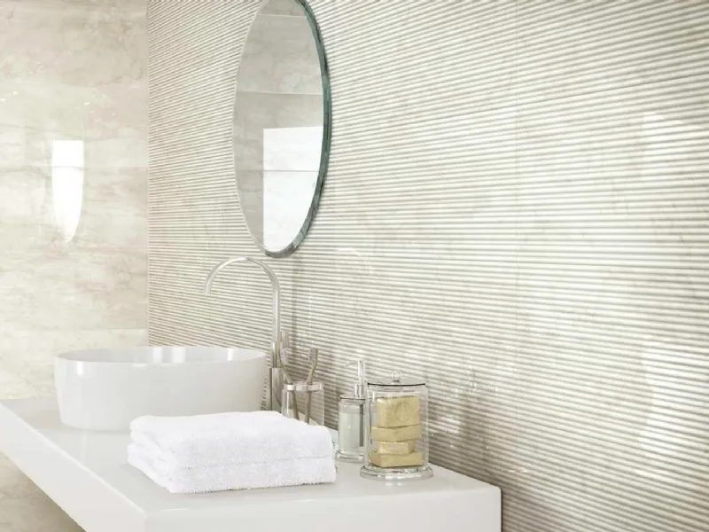 Particolare rivestimento Marazzi per bagno Marbleplay beige ad effetto marmo 