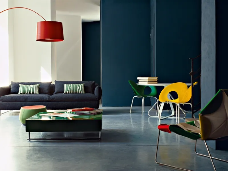 Allestimento colorato con arredi Moroso