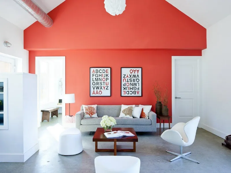 Ambiente living moderno con parete rosso corallo