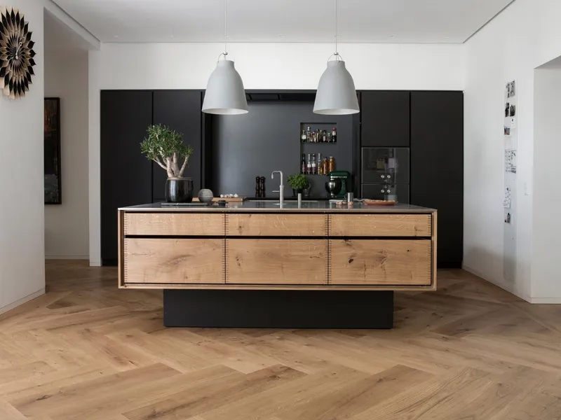 Nero opaco e legno di rovere nodato, il massimo dell'eleganza