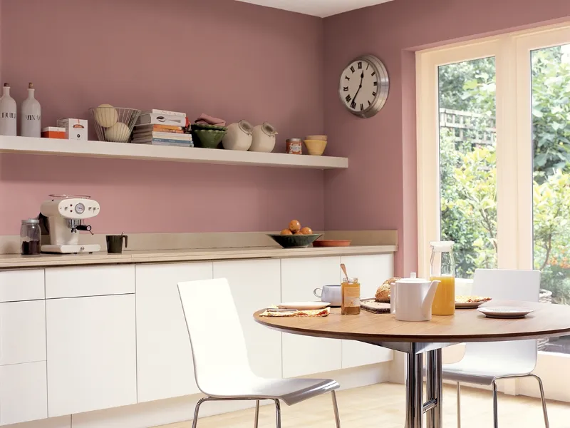 Cambia look ad una cucina bianca con il rosa