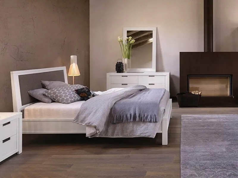 Linee squadrate per l’arredo Quadra by Devina Nais con testata letto imbottita