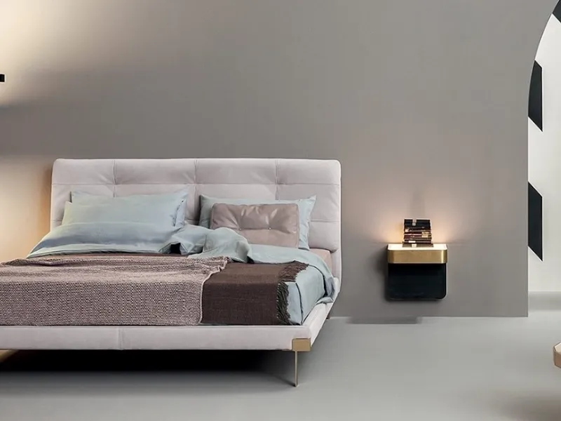 Bianco Kashmir Chantilly per il rivestimento in pelle del letto Viktor by Baxter che illumina la stanza