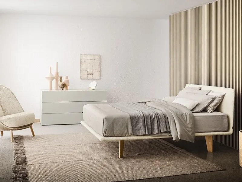 Pianca disegna attorno al letto minimal Filo Up una camera da letto tra bianco e legno