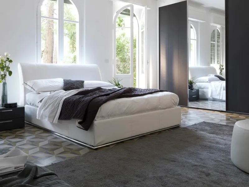 Letto bianco e armadio scuro per Chateau d’Ax