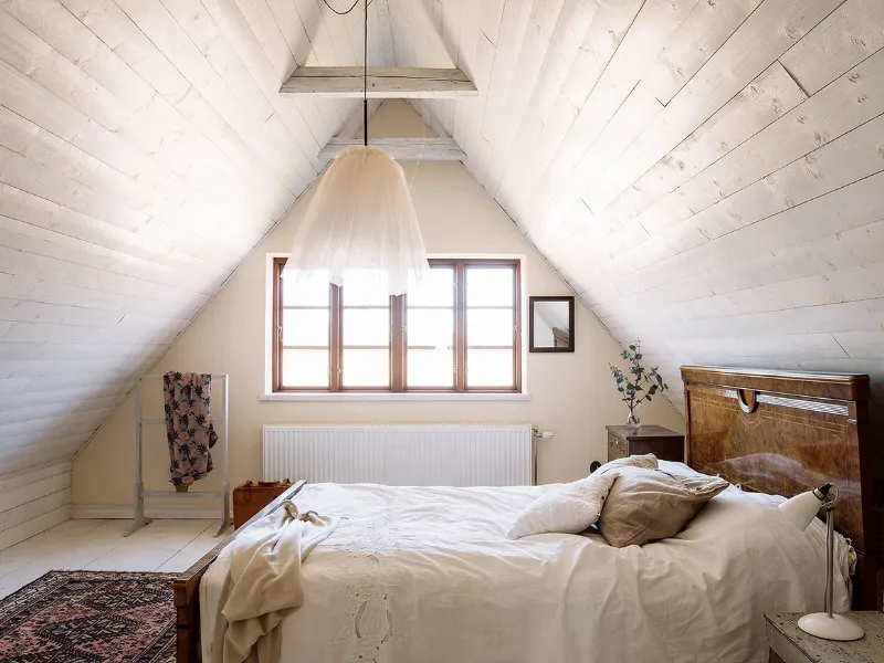 Una romantica camera da letto mansardata