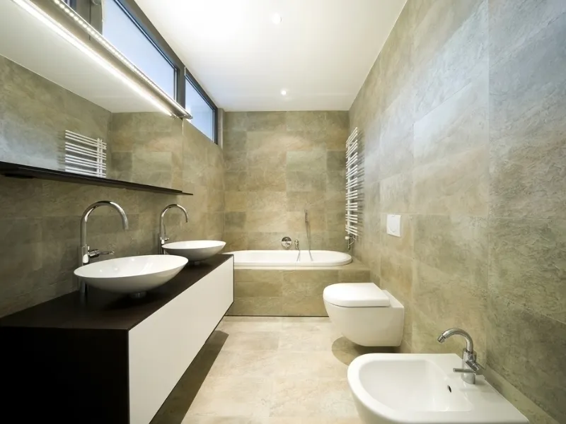 bagno lungo e stretto
