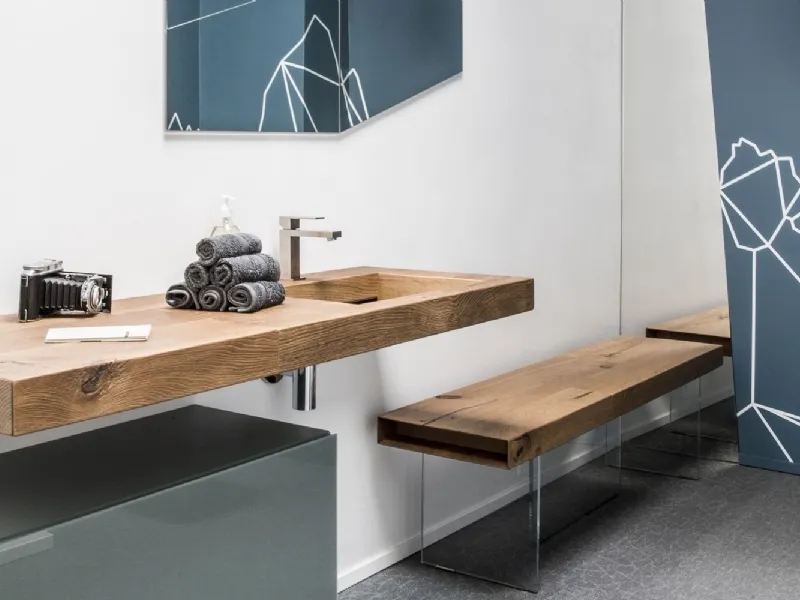 Bagno moderno con lavandino in legno grezzo di Lago