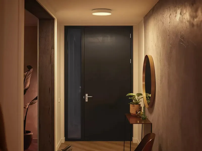 La plafoniera Philips Hue Enrave LED illumina il corridoio