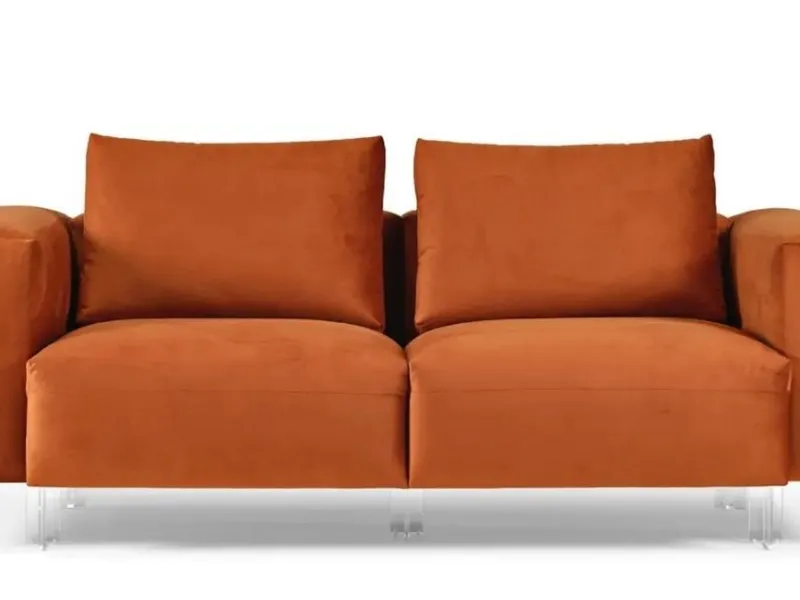 Il divano Cork di Art of Living Collection by MHR ha particolari gambe in acrilico trasparente