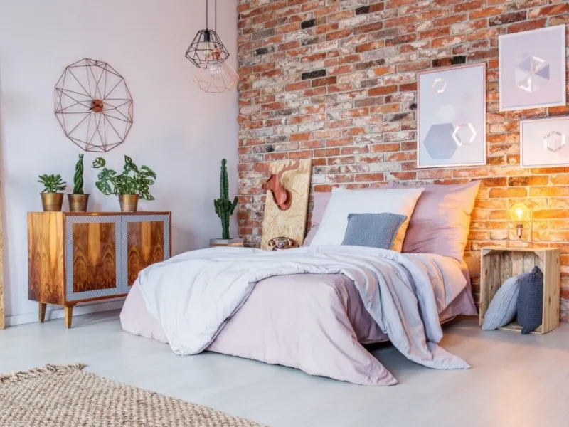 Una camera da letto luminosa e originale