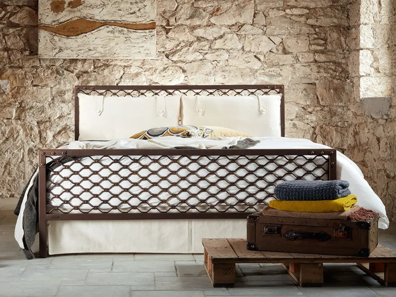 Mood industriale con il letto Dimitra di Volcano Handmade Iron Beds