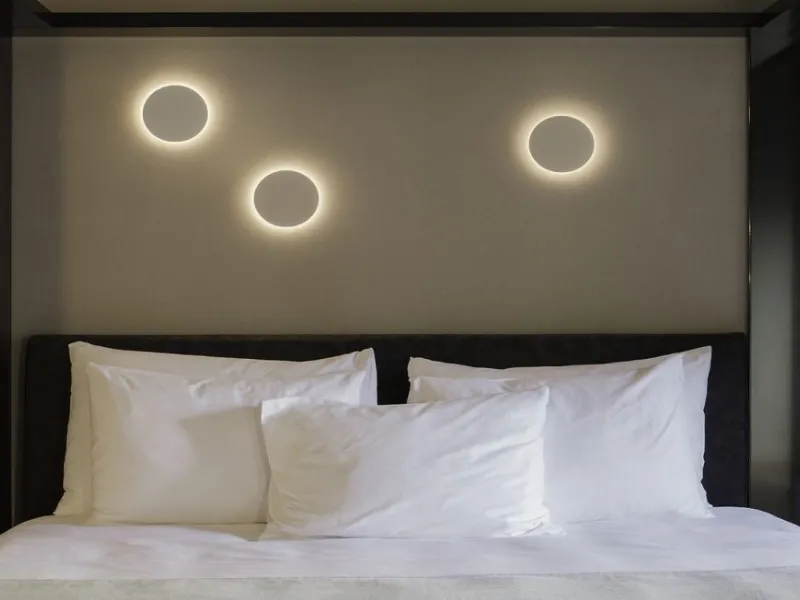 Una costellazione di cerchi luminosi a led per la collezione Dots by Vibia, in vari colori