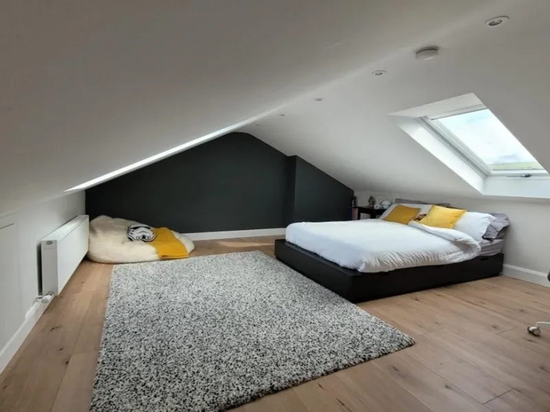Nella realizzazione di GM Carpentry & Construction, i punti luce sono incastrati nel soffitto