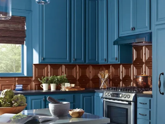 Colorare la cucina di legno con un intenso azzurro: l’idea è di Sherwin-Willians, azienda di vernici