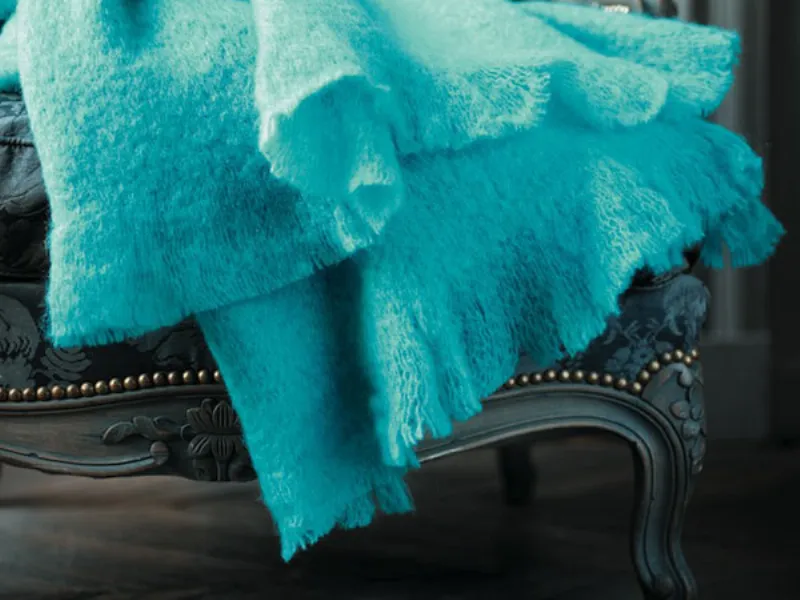 coperta in lana azzurra