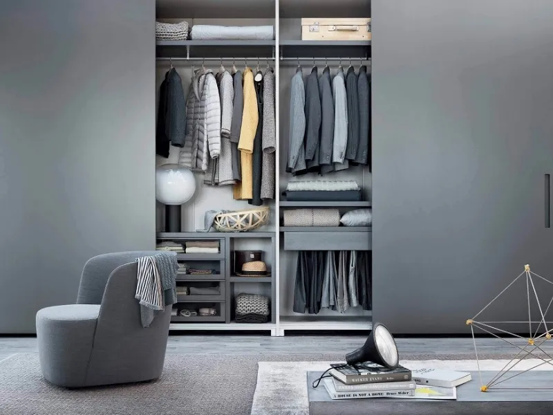 L’armadio al centimetro Ellevi by Officinadesign Lema propone un’ampia scelta di attrezzature interne