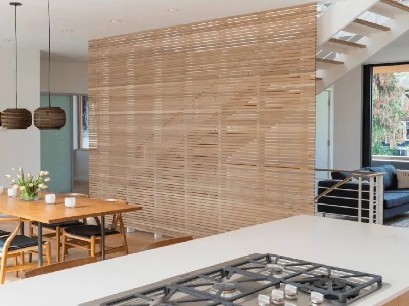 Una parete di listelli di legno separa garantendo luce e praticità (Bjarko, Serra, Wersinger architects)