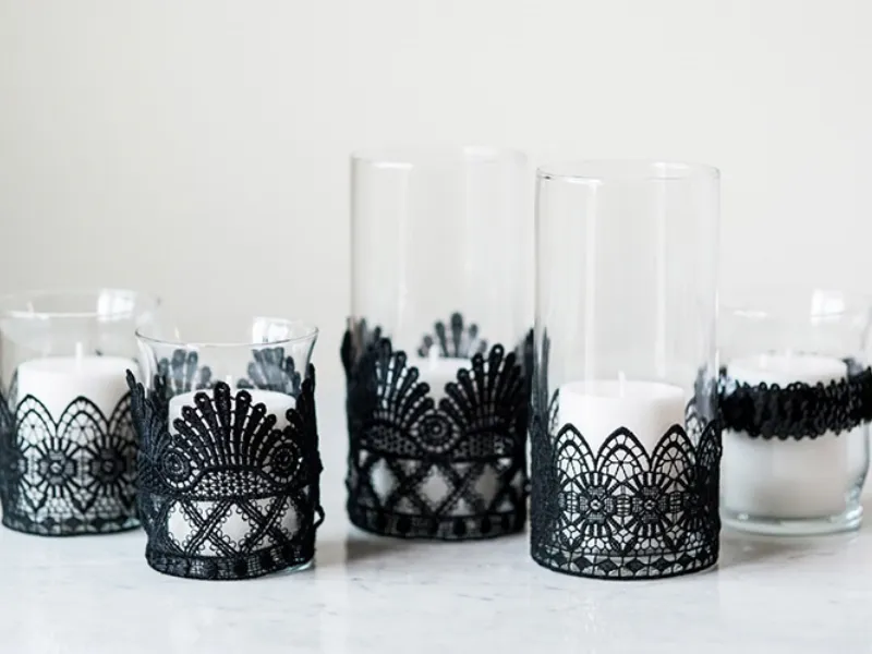 Candele con decorazioni in pizzo