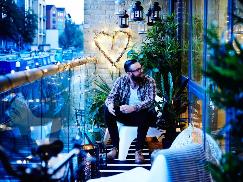 balcone illuminato con luci ikea skruv