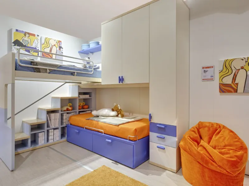 Letto a soppalco con scala in cameretta azzurra e arancio