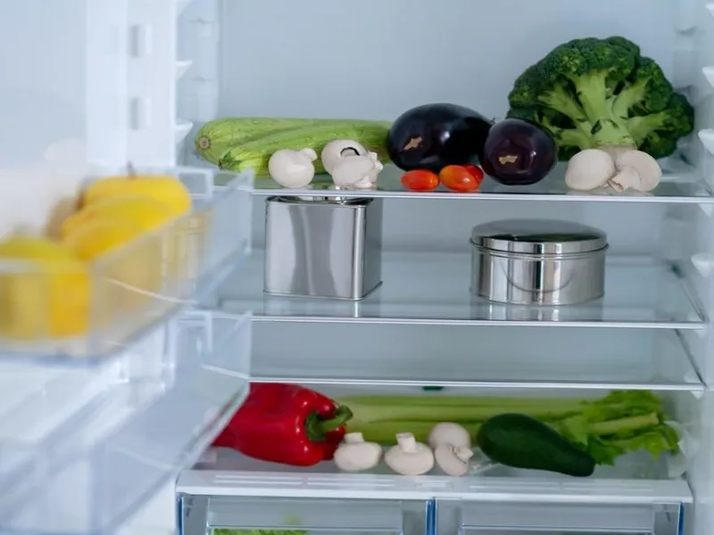 Vanno pulite con accuratezza tutte le parti del frigo, anche mensole e cassetti