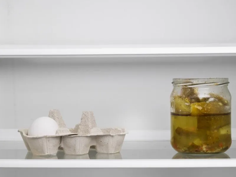 Per evitare la muffa, mai lasciare in frigo alimenti avanzati, aperti, avariati