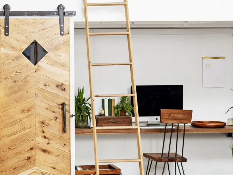 Spazio home office in un sottoscala