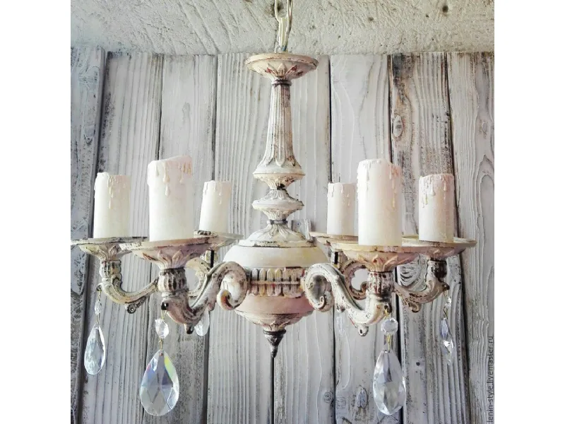 Sbiancare un vecchio lampadario di metallo per un effetto shabby