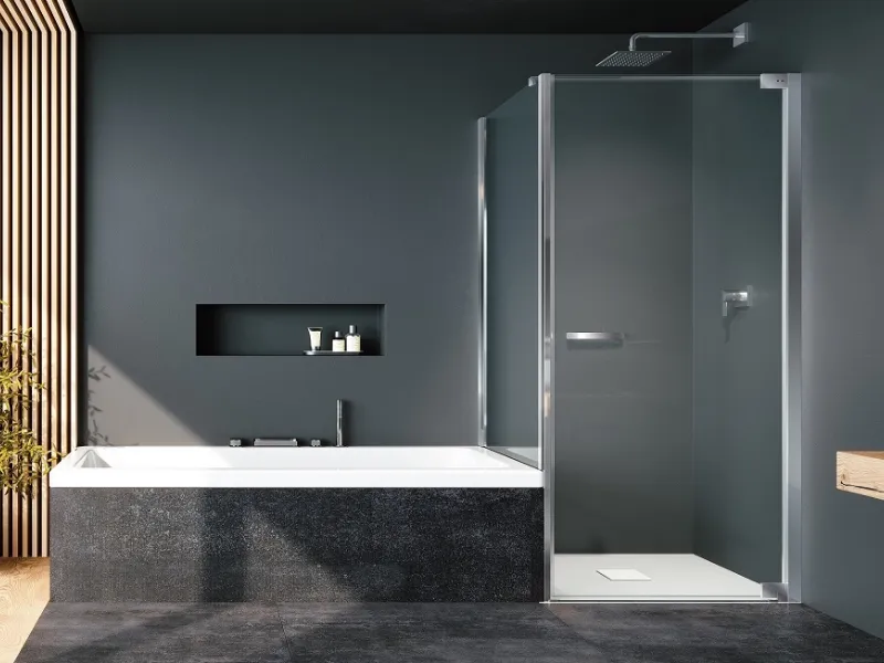Il grigio intenso esalta la cabina doccia E-Lite EN+BN by Provex e il sottolavabo in legno vissuto