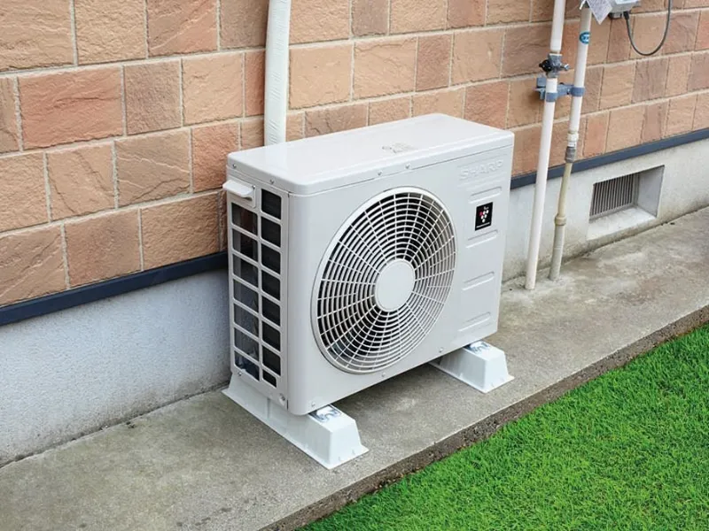 Ai lati del climatizzatore deve restare libero uno spazio pari ad almeno 15 cm