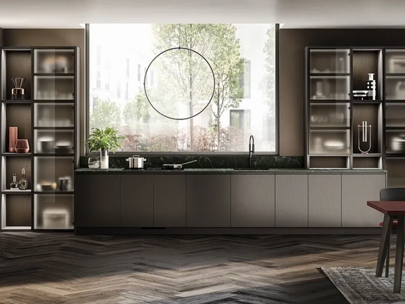 Nei nuovi modelli delle cucine Motus di Scavolini ci sono colonne con ante in vetro fumé