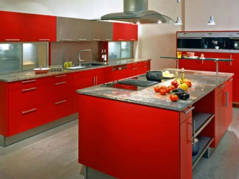 blocco cucina in legno chiaro con cappa e dettagli in acciaio, wok sui fuochi