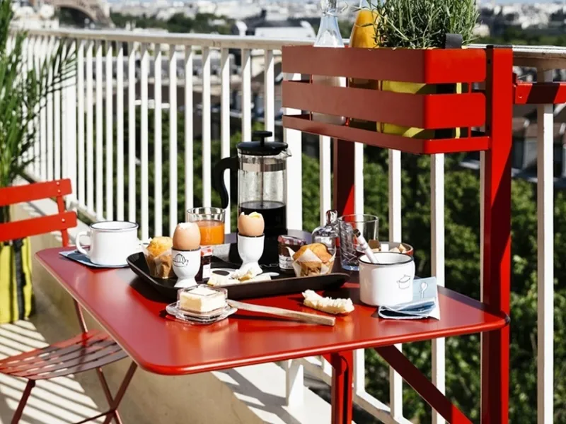 Ribaltabile, si fissa a qualsiasi ringhiera Balcon Bistrot by Fermob: è in acciaio
