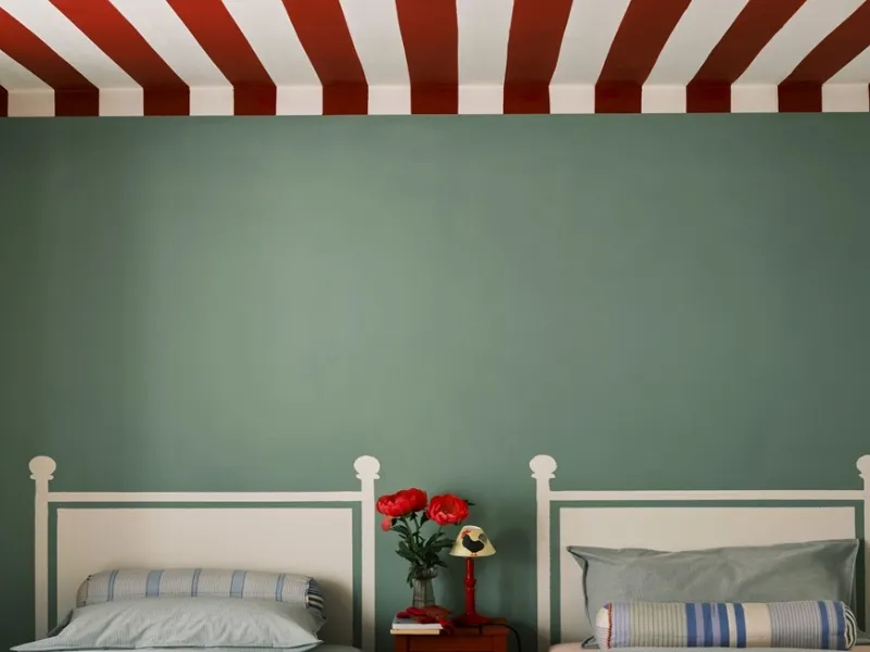 Righe bianche e rosse con pareti verdi e beige per la proposta di vernici Farrow and Ball