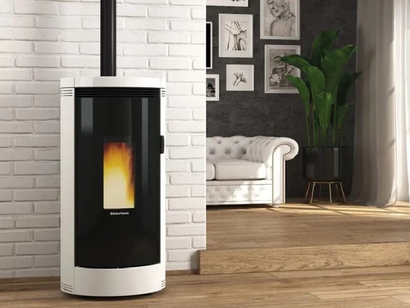 Debby La Nordica-Extraflame ha braciere e cassetto cenere estraibili