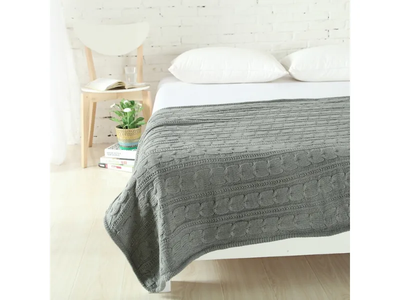 Coperta grigia con ricamo a treccia