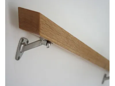 corrimano in legno a parete