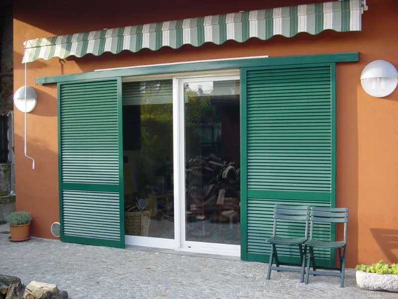 Un modello di persiana blindata scorrevole a muro esterno di Costruzioni Foglio Serramenti