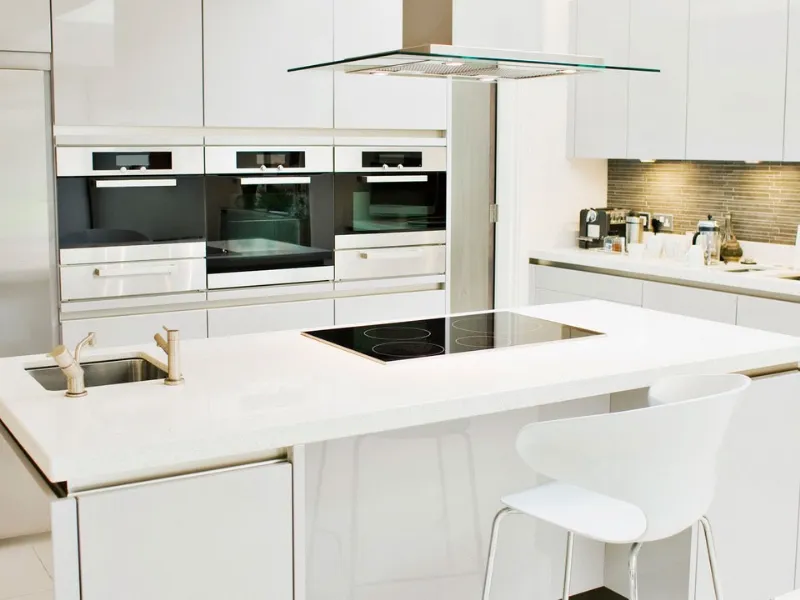 Una cucina modernamente attrezzata