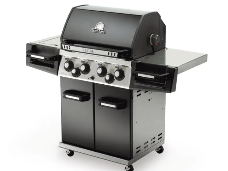 barbecue da esterni chiuso nero e acciaio con doppio piano di appoggio e sei manopole piastra