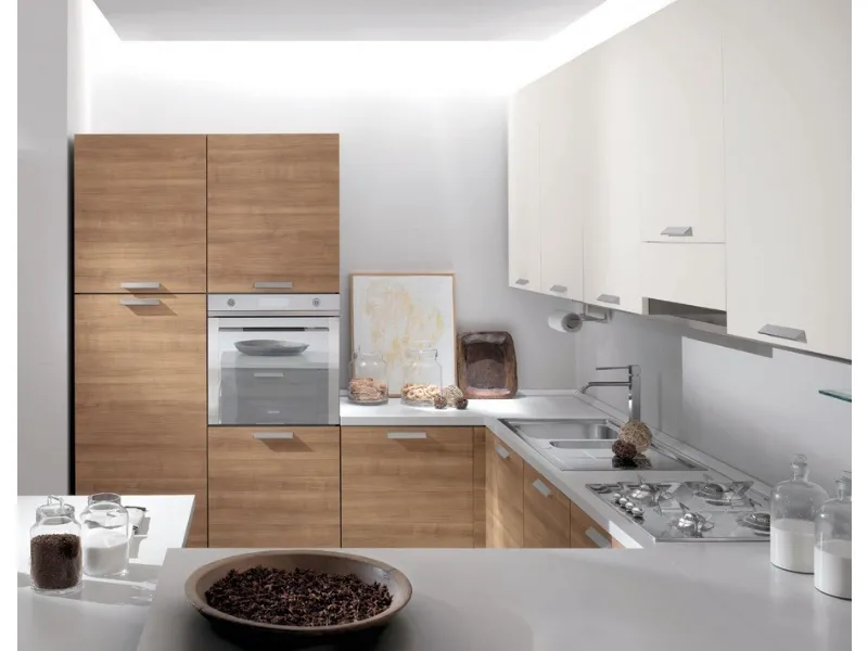 Idea di piccola cucina con penisola divisoria