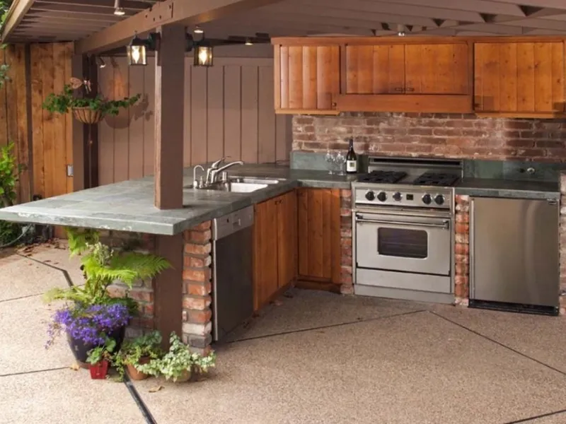 Anche il legno e il marmo sono materiali molto utilizzati per le cucine outdoor in muratura