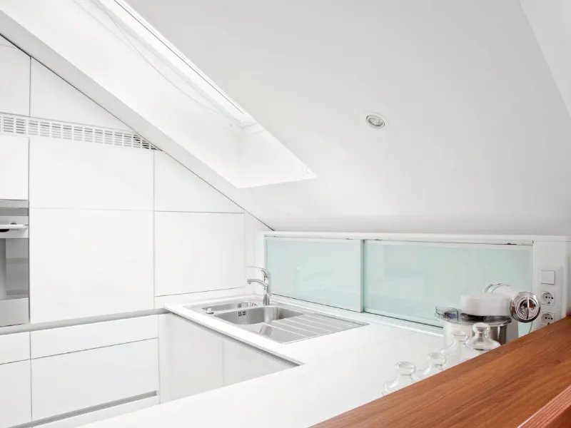 Cucina a ferro di cavallo in mansarda