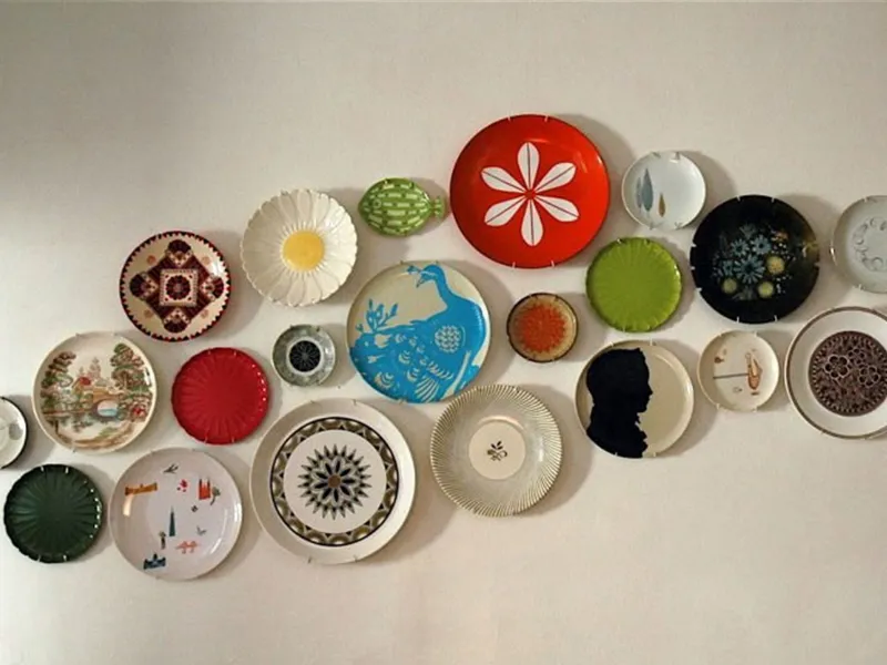 Esempio di parete decorata con piatti