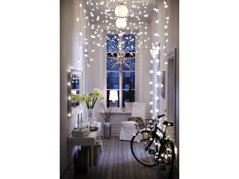 Le decorazioni luminose illuminano il Natale