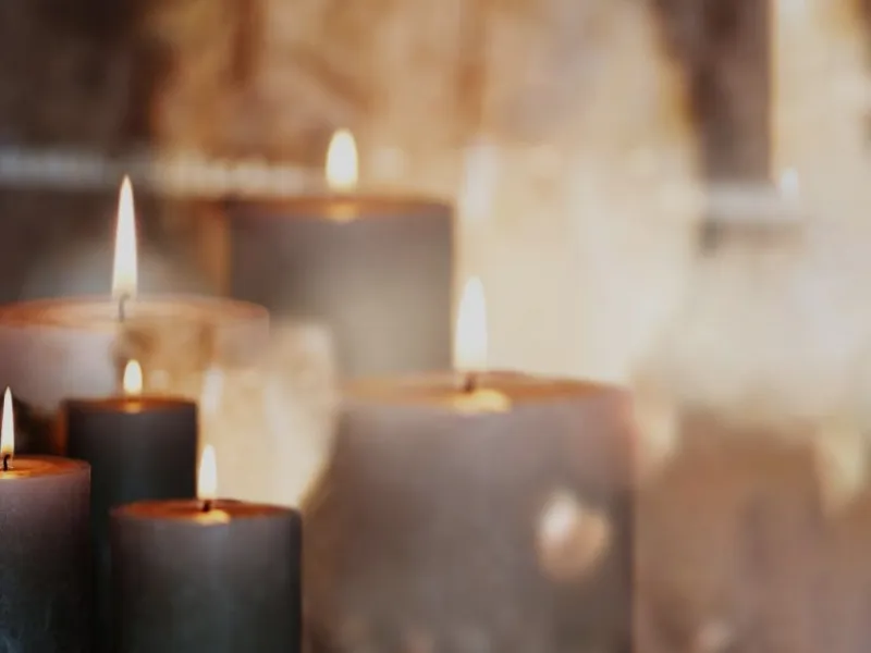 Candele profumate natalizie per illuminare l'atmosfera