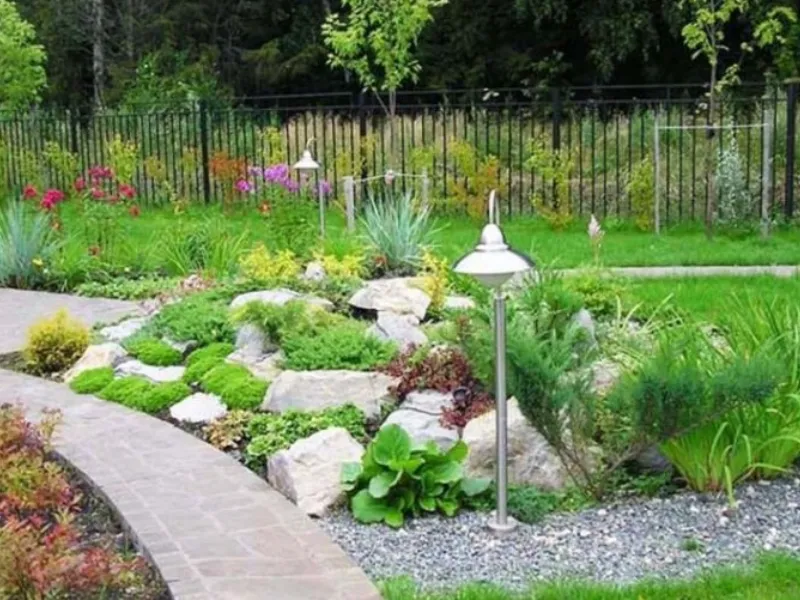 Decorazioni con sassi per giardino