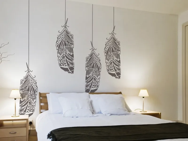 Un esempio di camera da letto decorata con un disegno sulla parete